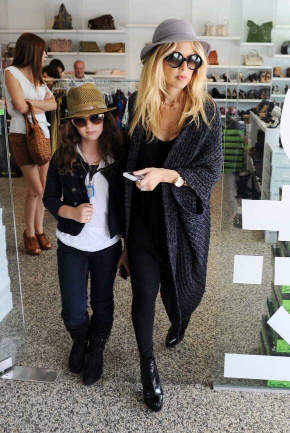 Rachel Zoe fait du shopping... La styliste des stars a flâné dans les allées de Kitson sur Robertson Boulevard in LA. Los Angeles, 19 avril 2011 