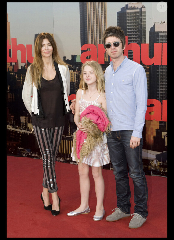 Noel Gallagher, Sara MacDonald et leur fille lors de l'avant-première du film Arthur à Londres le 19 avril 2011
