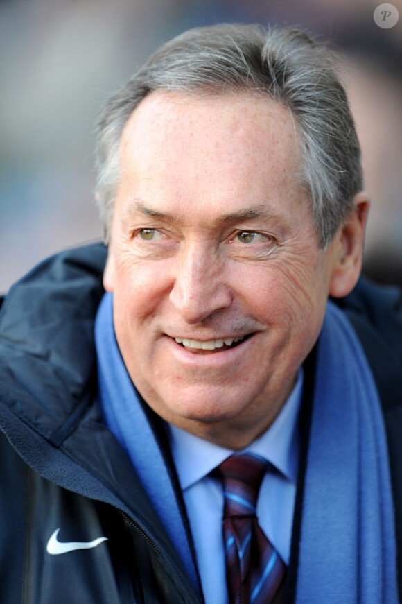 Gérard Houllier le 26 février 2011, lors d'un match face à Blackburn. Le 20 avril, il a été admis à l'hôpital à cause d'un malaise, mais son état en stable