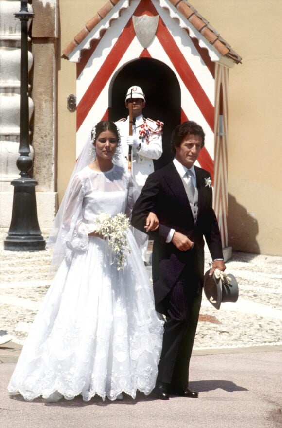 Pour son premier mariage avec Philippe Jugnot, Caroline de Monaco a choisi une robe simple et sans chichis... Monaco, 19 juin 1978