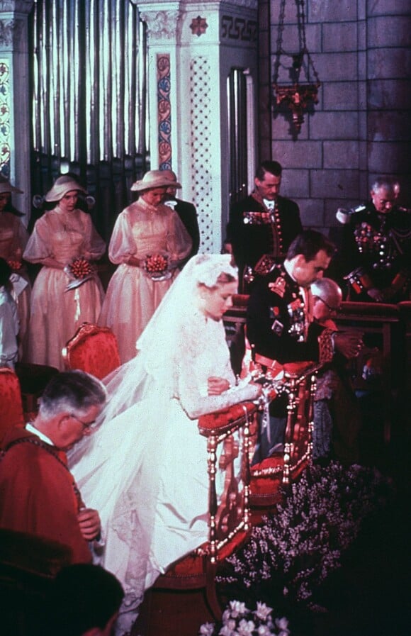 A 27 ans, Grace Kelly s'unit au Prince Rainier de Monaco. Monaco, 18 avril 1956