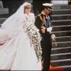 C'est une Lady Di heureuse que l'on retrouve aux bras de son prince à la sortie de la Cathédrale Saint Paul. Londres, 29 juillet 1981