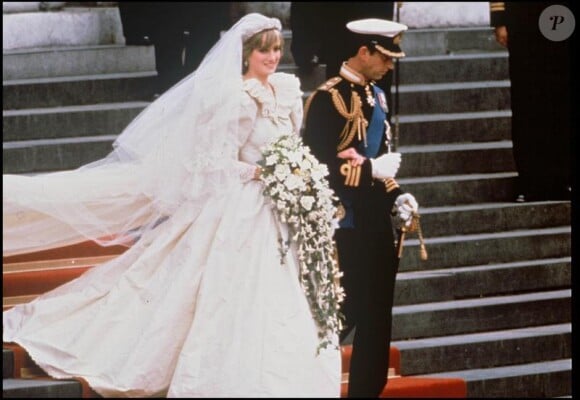 C'est une Lady Di heureuse que l'on retrouve aux bras de son prince à la sortie de la Cathédrale Saint Paul. Londres, 29 juillet 1981