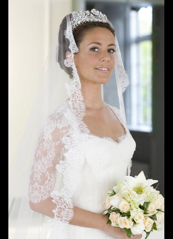 La ravissante Marie Cavallier pose en robe de mariée. Son diadème est un cadeau de ses beaux-parents. Danemark, 24 mai 2008