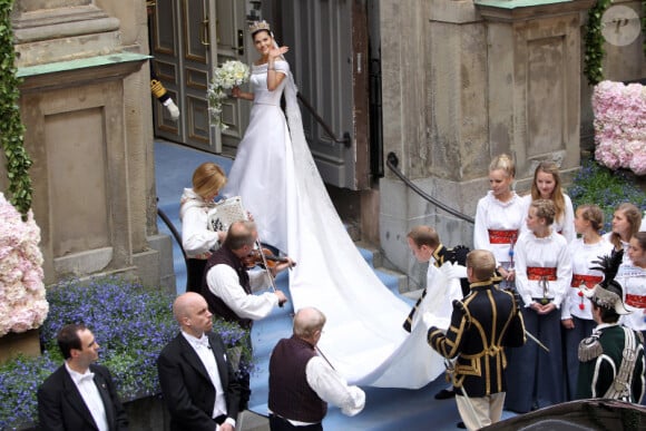 Victoria de Suède salue son peuple avant d'échanger ses voeux avec son amoureux. Suède, 19 juin 2010