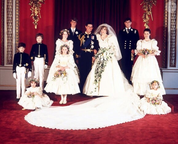 Lady Diana et son prince Charles posent pour la photo officielle. Londres, 29 juillet 1981