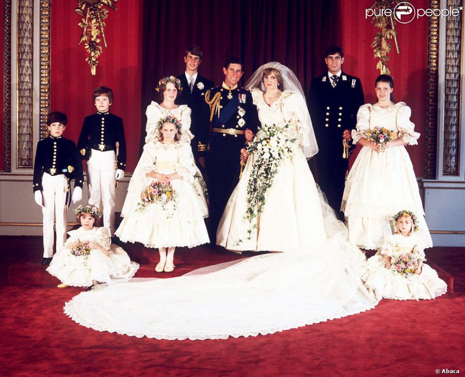 Lady Diana Et Son Prince Charles Posent Pour La Photo Officielle Londres 29 Juillet 1981 Purepeople