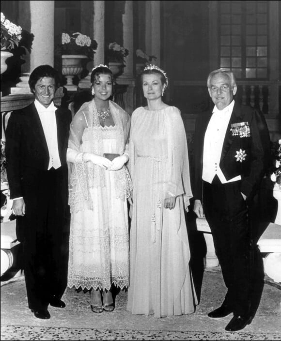 Pour son mariage civil, la belle Caroline de Monaco est entourée de son  père le prince Rainier, de sa mère la ravissante Grace Kelly et de son  jeune époux, Philippe Jugnot. Monaco, 28 juin 1978