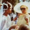 Toujours très élégante, Grace Kelly discute avec sa fille Caroline le jour de son mariage religieux. Monaco, 29 juin 1978