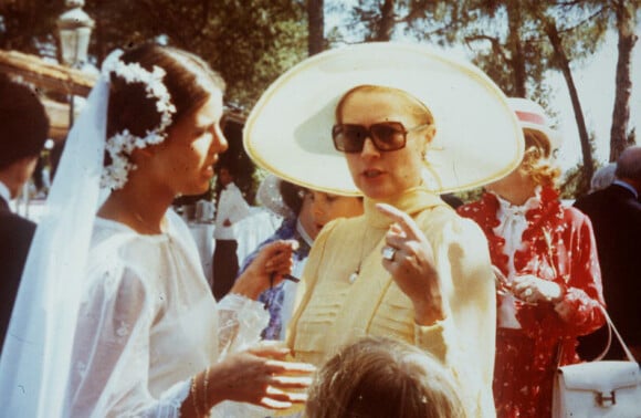 Toujours très élégante, Grace Kelly discute avec sa fille Caroline le jour de son mariage religieux. Monaco, 29 juin 1978