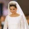 Clotilde Courau se recueille avant de dire "oui" au prince de Savoie. Rome, 25 septembre 2003