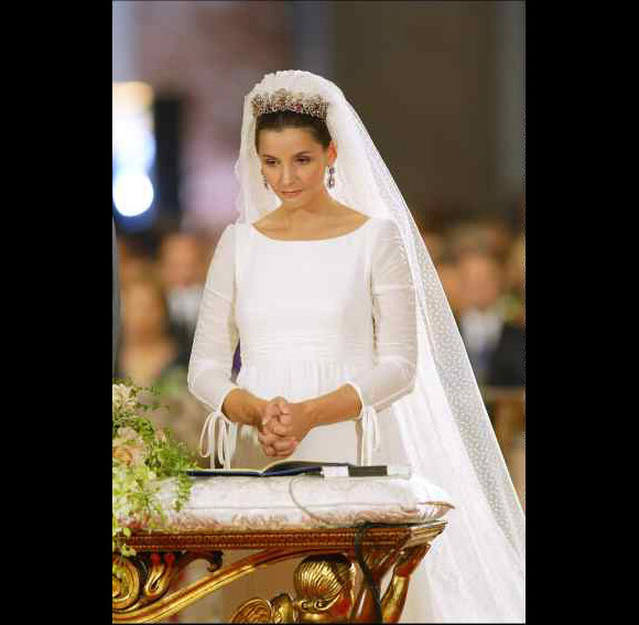 Clotilde Courau se recueille avant de dire "oui" au prince de Savoie. Rome, 25 septembre 2003