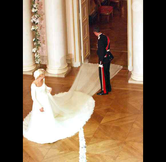 Resplendissante, la belle Mette-Marit de Norvège porte une magnifique robe de mariée. Oslo, 25 août 2000
