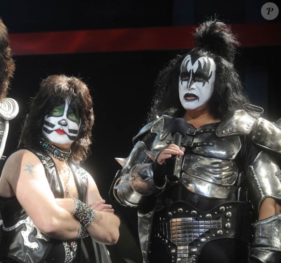 Kiss, sans Paul Stanley, lançait jeudi 21 avril 2011 la campagne Mini Rock the Rivals sur le stand Mini, lors d'un salon automobile à New York. Pour l'occasion, quatre Mini à l'effigie des membres du groupe seront vendues aux enchères.