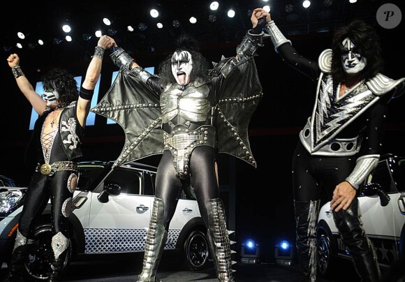 Kiss, sans Paul Stanley, lançait jeudi 21 avril 2011 la campagne Mini Rock the Rivals sur le stand Mini, lors d'un salon automobile à New York. Pour l'occasion, quatre Mini à l'effigie des membres du groupe seront vendues aux enchères.
