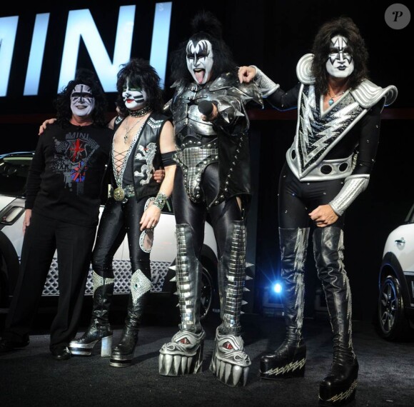 Kiss, sans Paul Stanley, lançait jeudi 21 avril 2011 la campagne Mini Rock the Rivals sur le stand Mini, lors d'un salon automobile à New York. Pour l'occasion, quatre Mini à l'effigie des membres du groupe seront vendues aux enchères.
