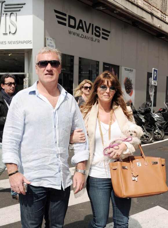 Didier Deschamps et son épouse Claude, rencontrée il y a près de 25 ans, lors d'une promenade à Cannes, le 5 avril 2011.