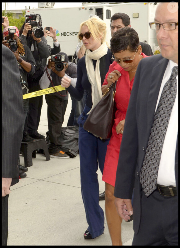 Lindsay Lohan arrivant le 22 avril 2011 au tribunal avec son avocate pour se défendre d'une accusation de vol d'un collier de 2 500 dollars de chez Kamofie and co à Los Angeles