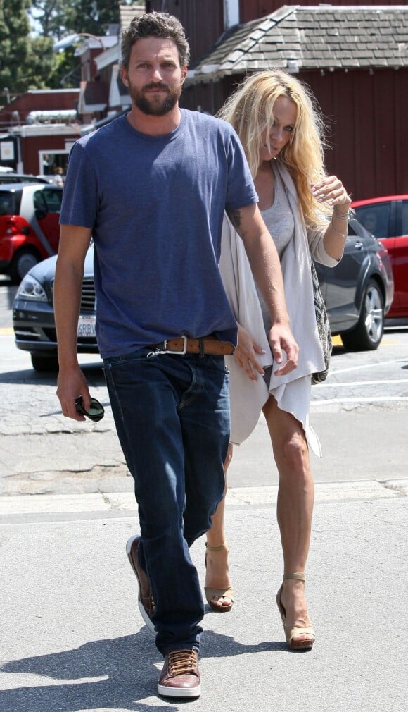 Pamela Anderson et son chéri Jon Rose font du shopping à Malibu le 23 avril 2011