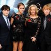 Emma Watson avec Daniel Radcliffe, Ruppert Grint et JK Rowling posent lors de l'avant-première de Harry Potter et Les Reliques de la Mort (1ère partie) à Londres en novembre 2010