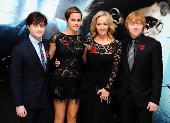 Emma Watson avec Daniel Radcliffe, Ruppert Grint et JK Rowling posent lors de l'avant-première de Harry Potter et Les Reliques de la Mort (1ère partie) à Londres en novembre 2010
