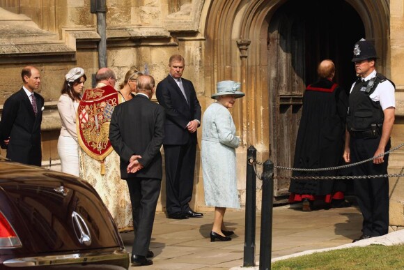 Les membres de la famille royale, protocole oblige, ont formé une haie d'honneur pour l'arrivée de la reine Elizabeth II et son époux le duc d'Edimbourg à la messe de Pâques donnée en la chapelle Saint-George à Windsor, le 24 avril 2011.
