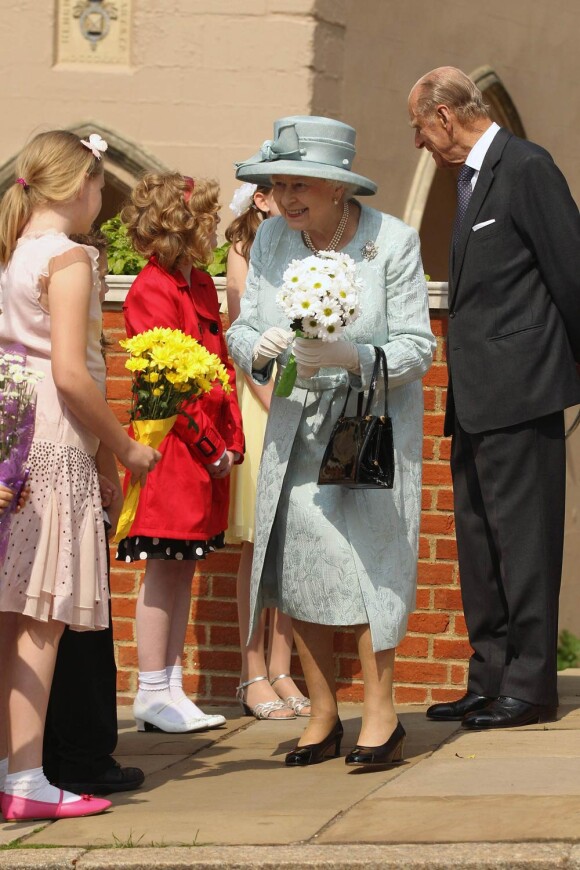 Dimanche 24 avril, la reine Elizabeth II, son époux le duc d'Edimbourg, accueillis à leur sortie par des fillettes portant des bouquets de fleurs, assistaient à la messe de Pâques donnée en la chapelle Saint-George à Windsor.