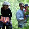 Marcia Cross et Tom Mahoney font un pique-nique au parc avec leurs jumelles. Avril 2011