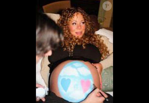 Mariah Carey dévoile une fois de plus son ventre à ses fans, à l'occasion du week-end de Pâques !