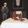 Karl Lagerfeld prend la pose aux côtés de la statue de chocolat de Baptiste Giabiconi réalisée par le maître chocolatier et sculpteur Patrick Roger le 28 avril 2011 à l'Hôtel La Réserve à Paris 