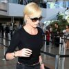 Charlize Theron est toujours classe même pour prendre l'avion ! Son total look noir lui va à merveille. Los Angeles, 26 avril 2011