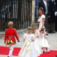 Pippa Middleton avec les enfants d'honneur à l'Abbaye de Westminster à l'occasion du mariage de sa soeur Kate avec le Prince William, le 29 avril 2011