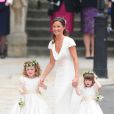 Pippa Middleton avec la filleule de William et la petite-fille de Camilla Parker Bowles à l'Abbaye de Westminster à l'occasion du mariage de sa soeur Kate avec le Prince William, le 29 avril 2011