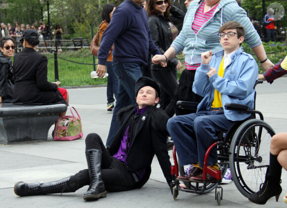 Le casting de la série Glee tourne une scène au Washington Square Park, à New York, vendredi 29 avril.