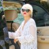 Gwen Stefani et son petit Zuma descendent de la voiture et arrivent à leur domicile de Los Angeles, dimanche 24 avril.