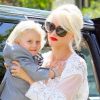 Gwen Stefani et son petit Zuma descendent de la voiture et arrivent à leur domicile de Los Angeles, dimanche 24 avril.