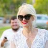 Gwen Stefani, vêtue d'une tunique blanche brodée s'apprête à fêter Pâques en famille à Los Angeles, dimanche 24 avril.