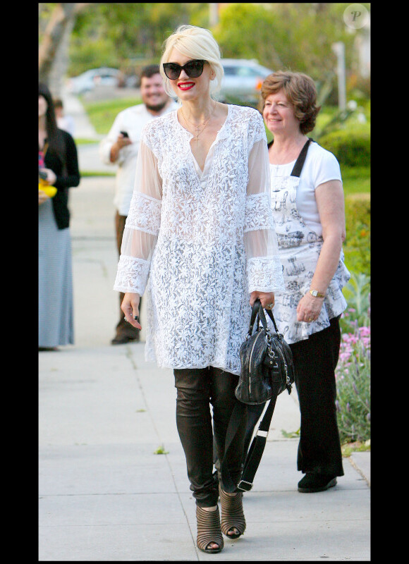 Gwen Stefani, vêtue d'une tunique blanche brodée s'apprête à fêter Pâques en famille à Los Angeles, dimanche 24 avril.