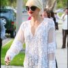 Gwen Stefani, vêtue d'une tunique blanche brodée s'apprête à fêter Pâques en famille à Los Angeles, dimanche 24 avril.