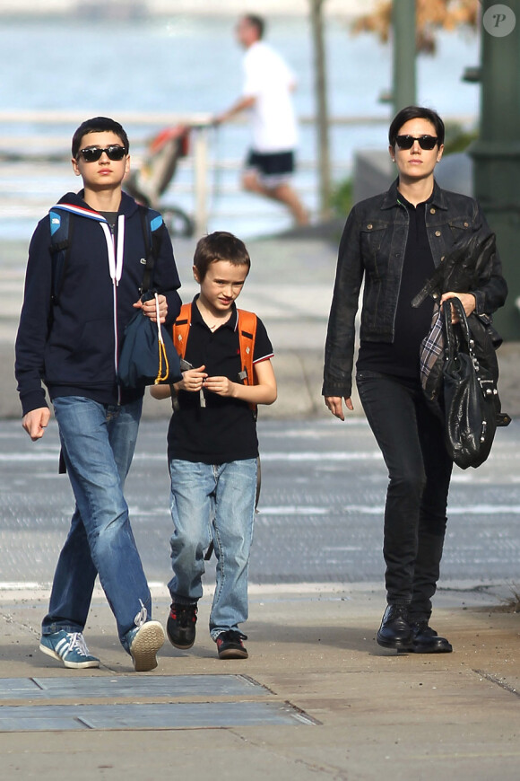 Jennifer Connelly avec ses deux fils Kai et Stellan à New York le 27 avril 2011
