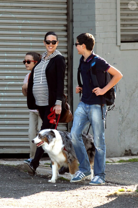 Jennifer Connelly avec ses deux fils Kai et Stellan à New York le 29 avril 2011