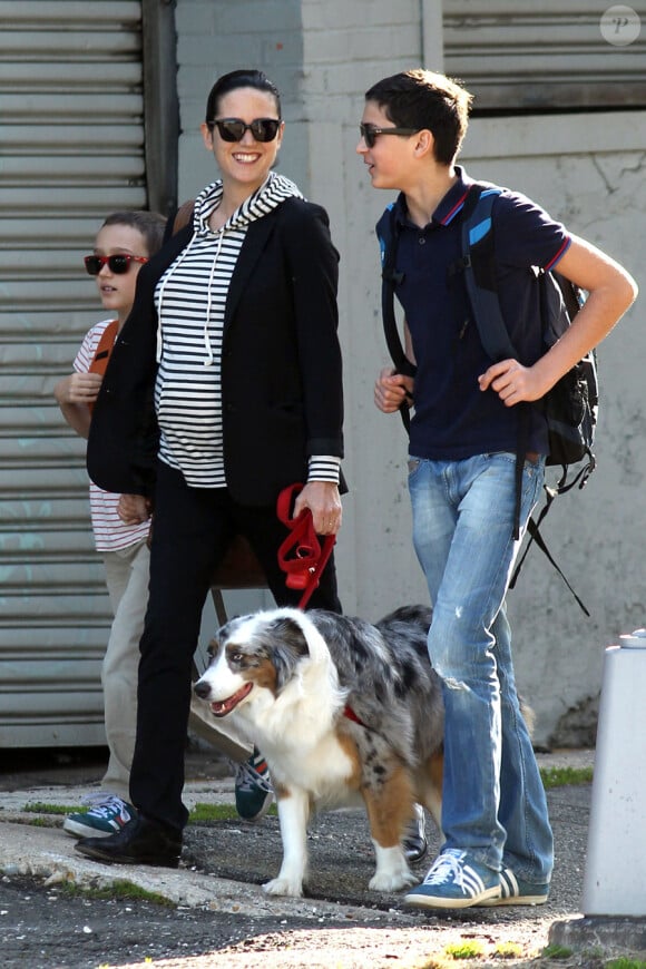 Jennifer Connelly avec ses deux fils Kai et Stellan à New York le 29 avril 2011