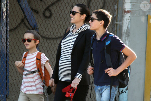 Jennifer Connelly avec ses deux fils Kai et Stellan à New York le 29 avril 2011 : sous le soleil de la grosse pomme !