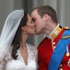 Kate Middleton et le Prince William s'embrassent au balcon de Buckingham Palace le jour de leur mariage à Londres le 29 avril 2011