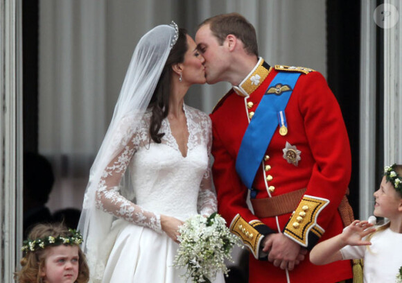 Kate Middleton et le Prince William s'embrassent au balcon de Buckingham Palace le jour de leur mariage à Londres le 29 avril 2011