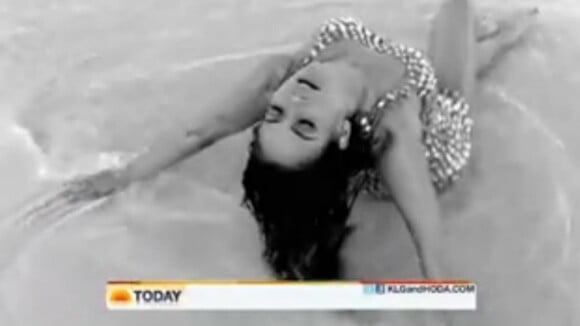 Jennifer Lopez, à moitié nue, va-t-elle se jeter à l'eau ?