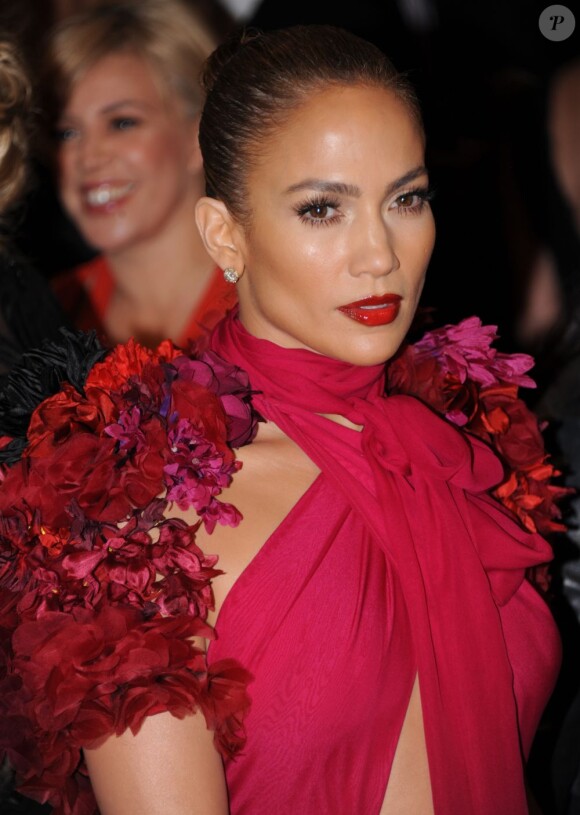 Jennifer Lopez affiche son corps de rêve dans une robe Gucci. New York, 2 mai 2011
