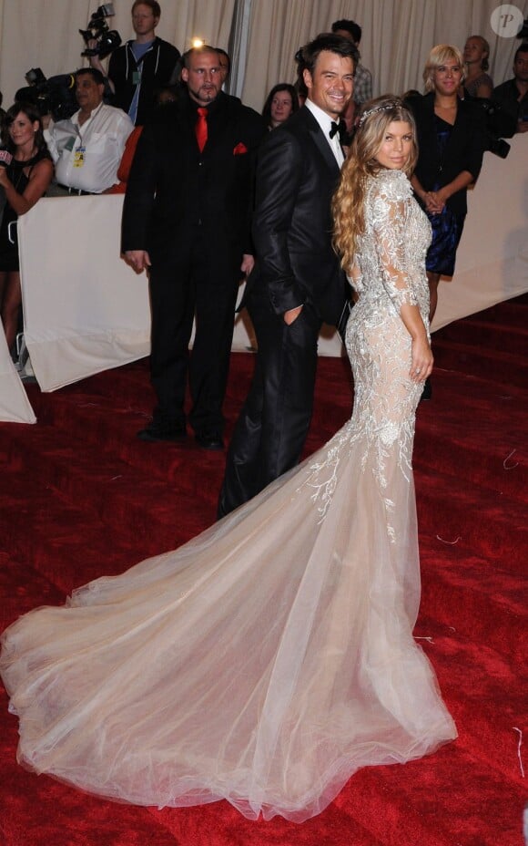Fergie a opté pour une robe moulante qui met ses formes en valeur. New York, 2 mai 2011