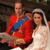 Kate et Will, dans l'abbaye de Westminster, à Londres se marient, le 29 avril 2011. Une nonne chaussée de baskets serait-elle une vraie nonne aux côtés de William ?