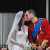 Kate et Will s'embrassent au balcon de Buckingham Palace, le 29 avril 2011.
